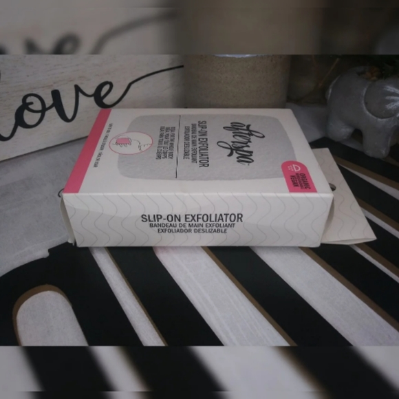 ❤️ ( BUNDLE, & GET ME FOR $3, READ BELOW! ) AFTERSPA Slip-On Exfoliator - Picture 4 of 5